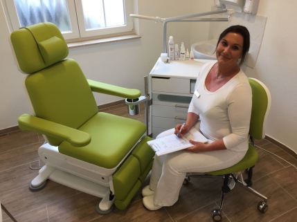 Kerstin neben Behandlungsstuhl